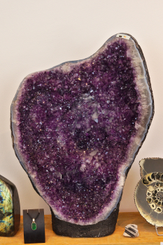 Amethystaufsteller mit Bergkristallen