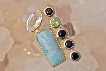 Ring mit Larimar, Topas, Peridot und Spinell