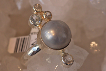 Ring mit Perle grau und Topas
