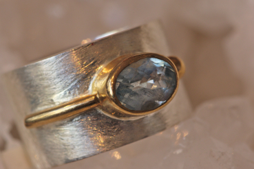 Ring mit Topas blau
