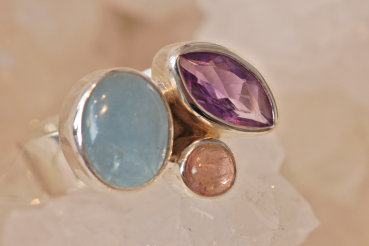 Ring mit Aquamarin, Turmalin rot, Amethyst