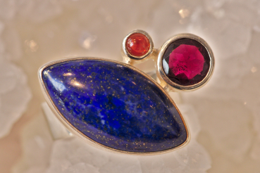 Ring mit Lapislazuli und Granat