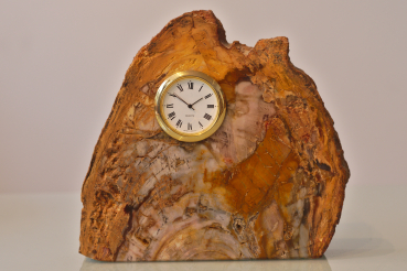 Uhr in versteinertem Holz