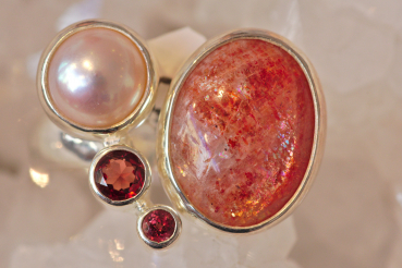 Ring mit Sonnenstein, Perle, Granat